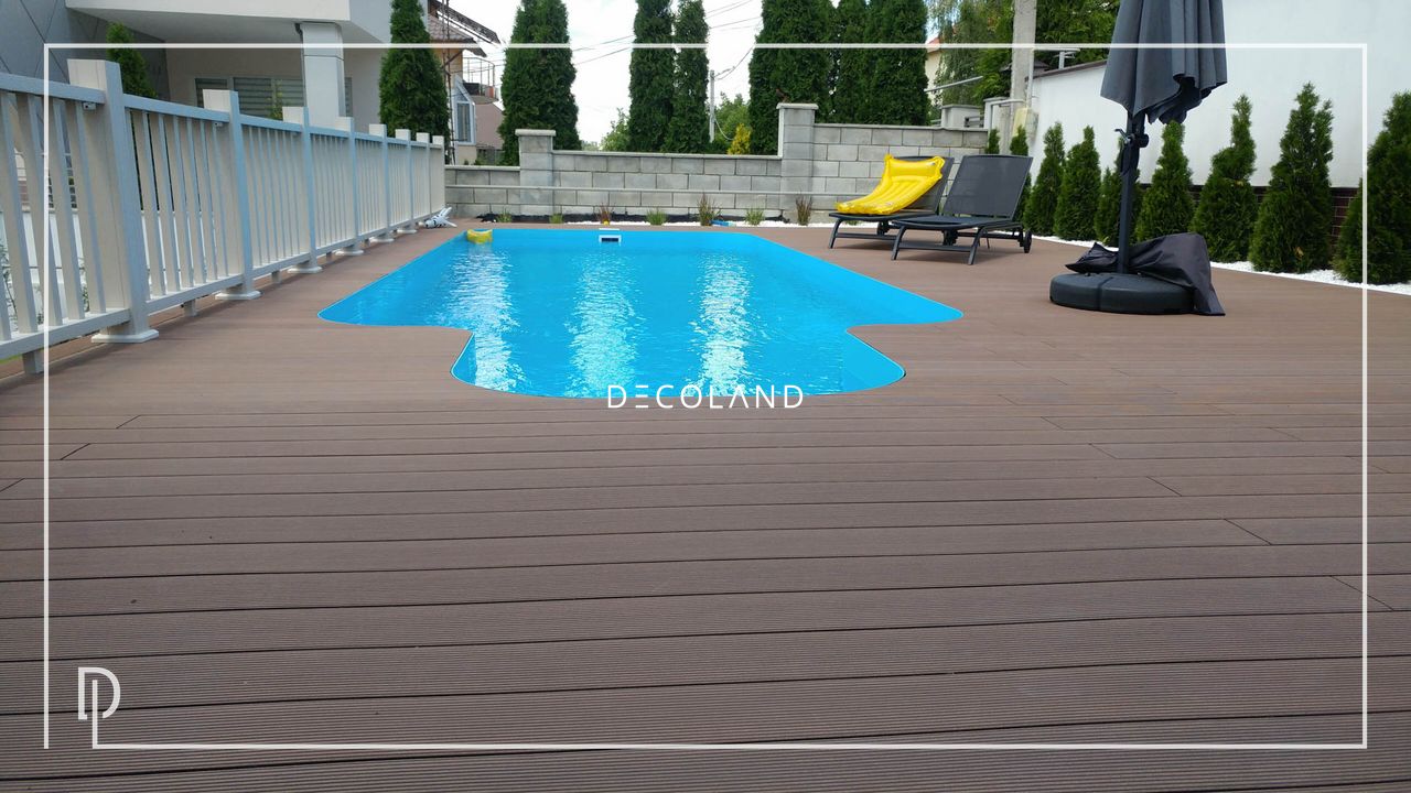 Terasă WPC cu piscină si gard lamelar